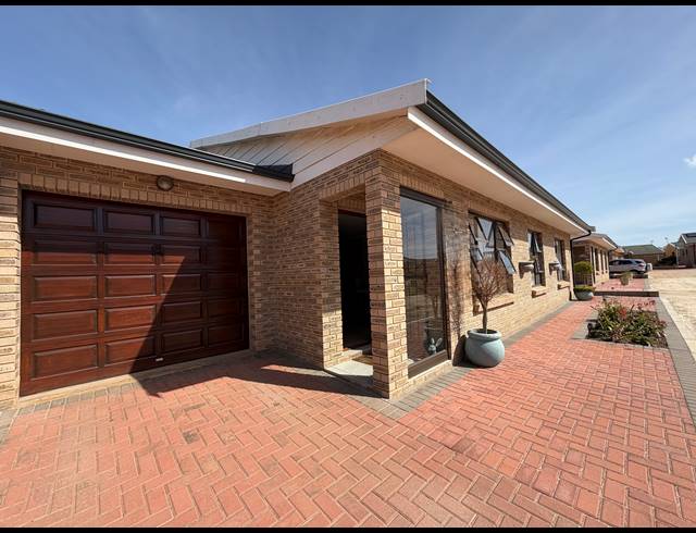 3 BEDROOM TOWNHOUSE FOR SALE IN JEFFREYS BAY CENTRAL